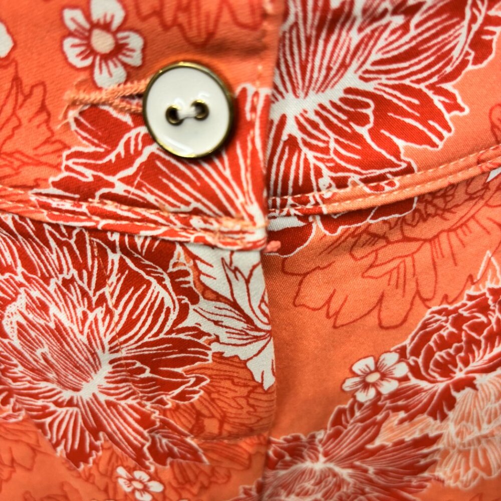 Isaac Mizrahi Tailored Coral Shorts, white & Red floral print, soft feel. size 6 - Picture 3 of 9